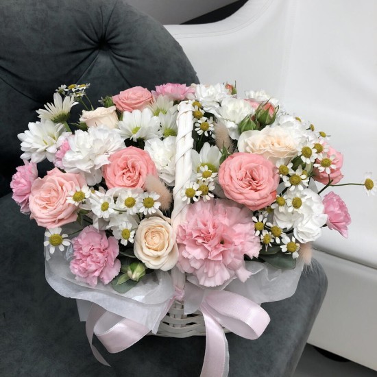 Красивая корзинка с розами, ромашками и диантусами Bloom Room