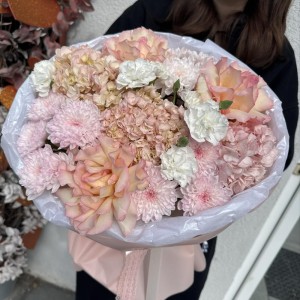 розовый букет  Bloom Room гортензия роза хризантема диантус