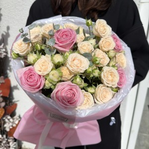 Красивый букет из роз Bloom room  в оформлении