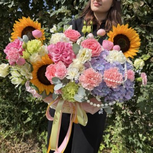 Шикарная корзина в дизайнерском оформлении Bloom room, диантус, роза, подсолнух, гортензия