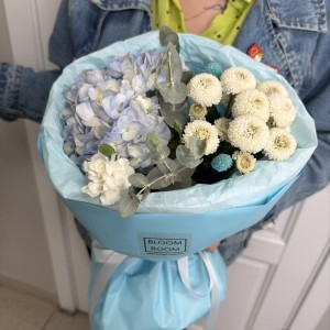 Голубой букетик Bloom room, хризантема ньютон, диантус, гортензия