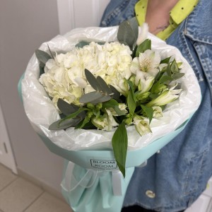 Стильный букет в голубом оформлении Bloom room, гортензия, альстромерия
