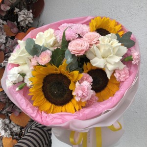 Дофаминовый яркий букет с подсолнухами Bloom Room