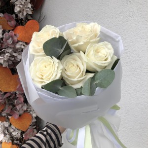 Милый букет из белых роз Bloom Room