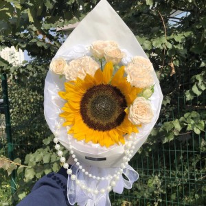 Стильный букет с солнечным подсолнухом и украшениями Bloom room