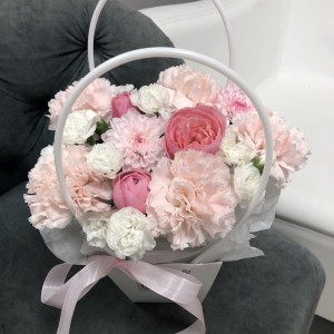 Нежные диантусы в сумочке Bloom room
