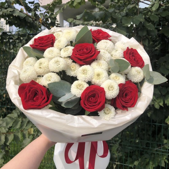 Стильный букет с алыми розами и хризантемой Bloom room