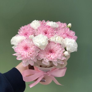 Нежный комплимент из стойкой хризантемы и диантуса Bloom Room