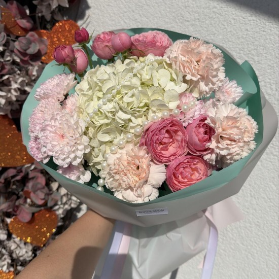 Авторский букет с бусами Bloom room, пионовидная кустовая роза, гортензия, диантус, хризантема