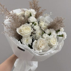 Белоснежный букет с колосками Bloom room, роза, хризантема, диантус