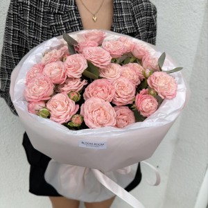 Нежная пионовидная кустовая роза с эвкалиптом Bloom room