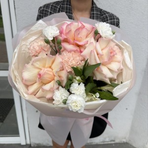 Стильный букет Bloom room, французская роза, диантус, альстромерия