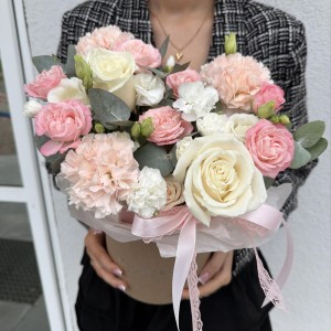 Нежная коробка Bloom room, диантус, эустома, роза