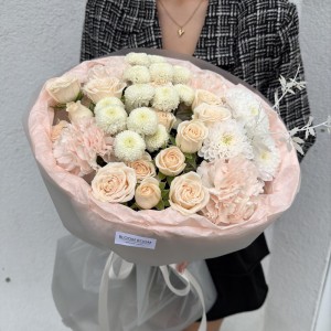 Сливочный букет Bloom room, кустовая роза, хризантема, диантус