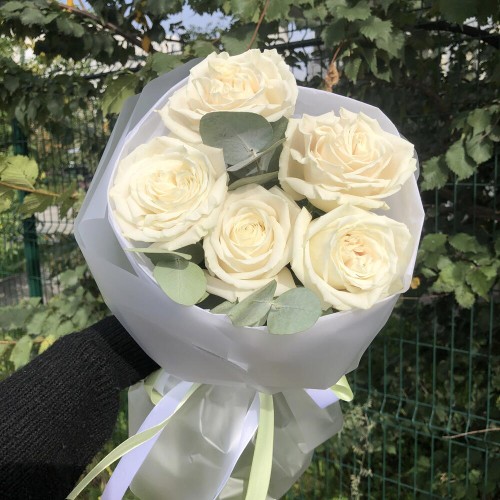 Белые розы букет Bloom Room