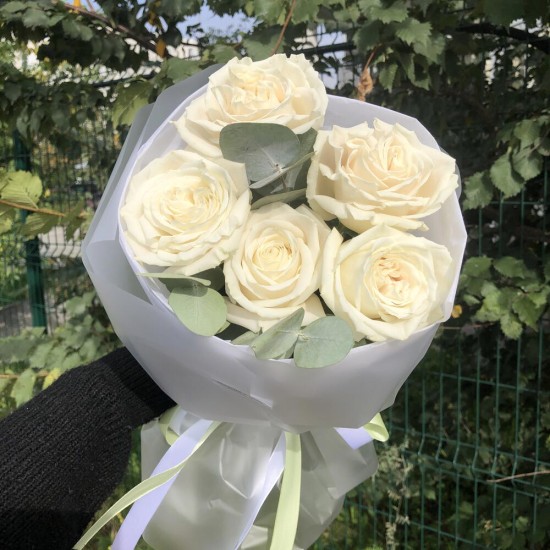 Белые розы букет Bloom Room