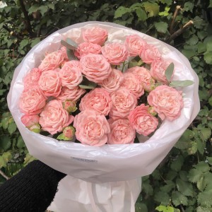 Шикарные кустовые розы в букете Bloom Room
