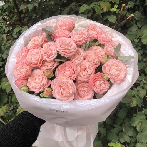 Шикарные кустовые розы в букете Bloom Room