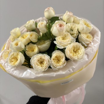 Красивые Пионовидная Кустовые розы в букете Bloom Room