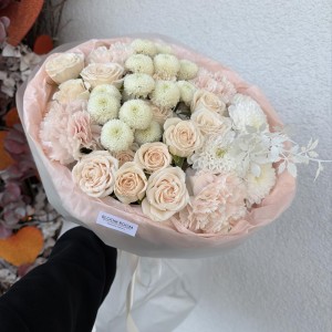 кремовый букет Bloom room, пионовидная роза, диантус, хризантема
