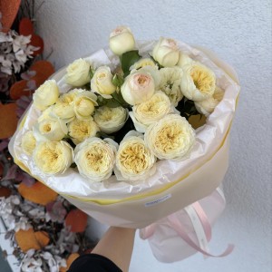 Лимонный букетик Bloom room, кустовая пионовидная роза