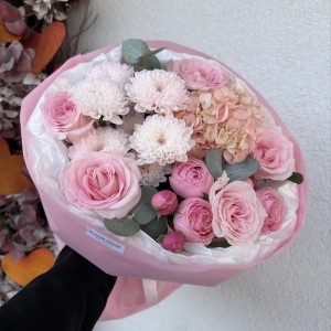 Нежно-розовый букет Bloom room, роза, гортензия, хризантема