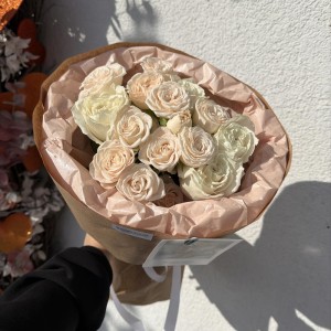 Кремовые розы в крафте Bloom room