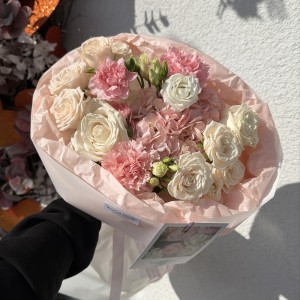 Нежный букет Bloom room Гортензия, роза, эустома, диантус