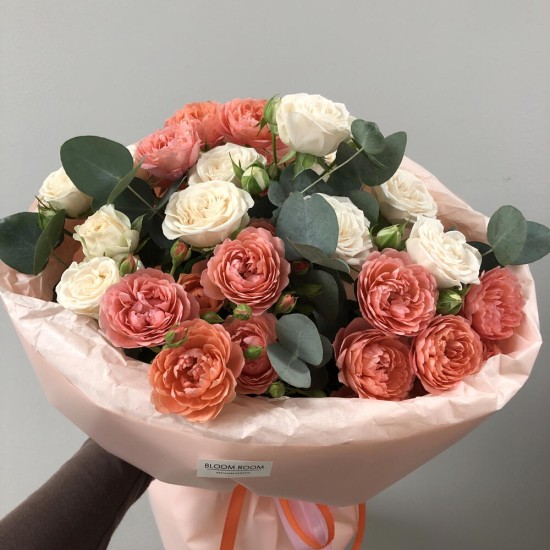 Букет кустовых роз в стильном оформлении Bloom Room