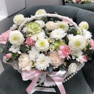 Прекрасная корзинка с георгинами Bloom Room