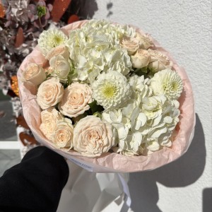 Нежный букет  Bloom room, кустовая роза, георгин, гортензия