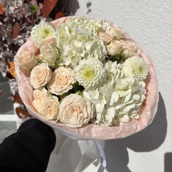 Нежный букет  Bloom room, кустовая роза, георгин, гортензия