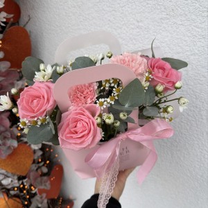 Розовая композиция Bloom room, роза, диантус, ромашка