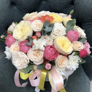 Невероятные кустовые розы в коробочке Bloom Room