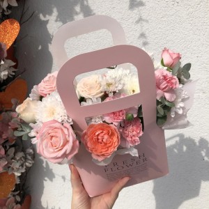 Милая сумочка с диантусами и розами Bloom room