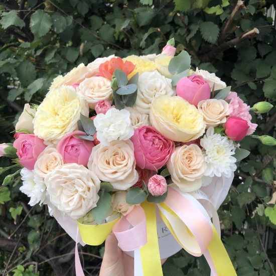 Микс из кустовых роз в коробочке Bloom Room