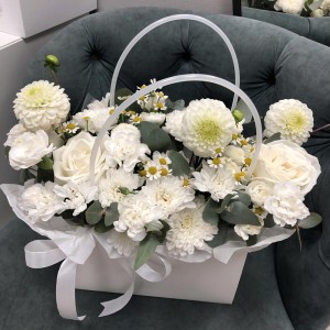 Стильная сумочка в белых тонах с георгинами Bloom room