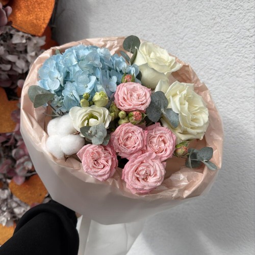 Красивый букет Bloom room, гортензия, роза, эустома