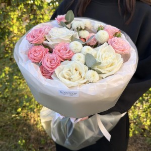 Чудесный букет роза и хризантема Bloom room
