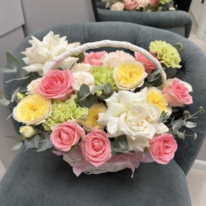 Дофаминовая корзина Bloom room, роза, диантус, эвкалипт