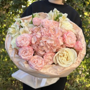 Нежный букет Bloom room, гортензия, роза, альстромерия