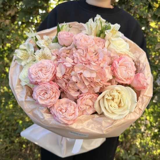 Нежный букет Bloom room, гортензия, роза, альстромерия