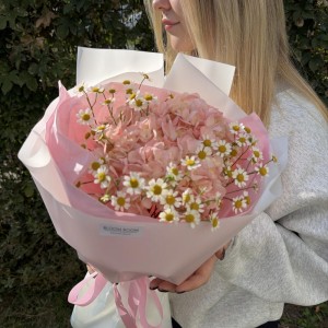 Розовый букет-комплимент Bloom room, гортензия, ромашка