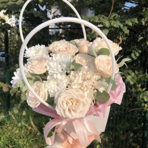 Нежная сумочка Роза, диантус и хризантема Bloom Room