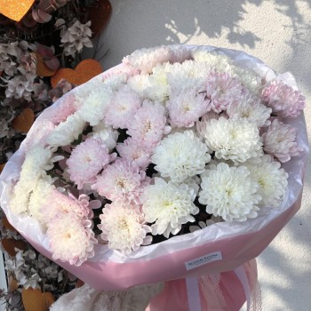 Красивый пышный букет кустовых хризантем Bloom Room