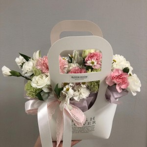 Стильная и стойкая сумочка с цветами