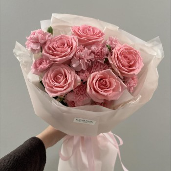 Красивый букет розы и диантусы для нее Bloom room