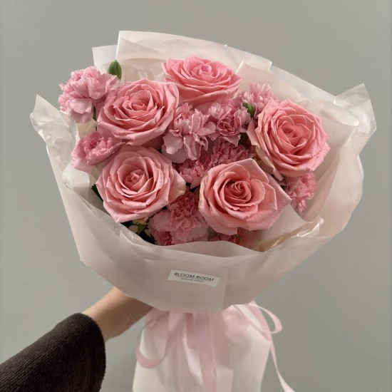 Красивый букет розы и диантусы для нее Bloom room