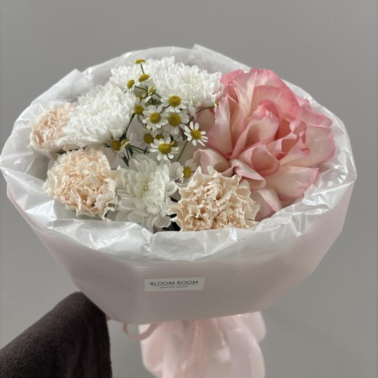 Нежный букет комплимент с французской розой Bloom Room
