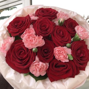 Прекрасный букет алые розы и Диантусы  Bloom room
